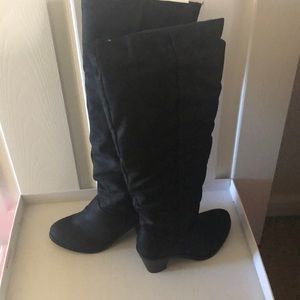 Knee high black boots with heel